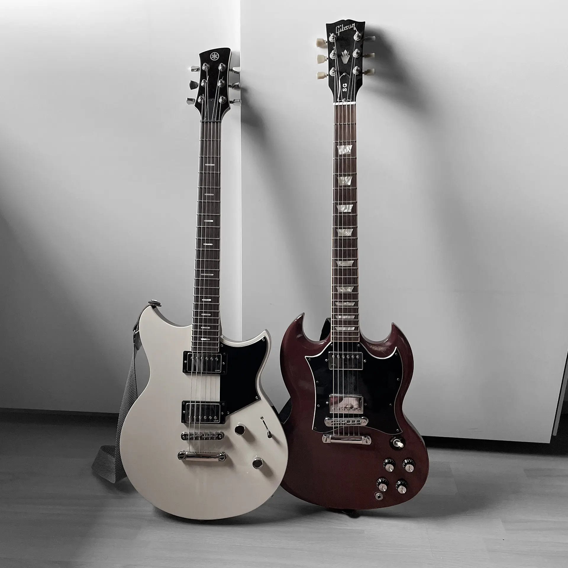 Guitares électriques Yamaha et Gibson